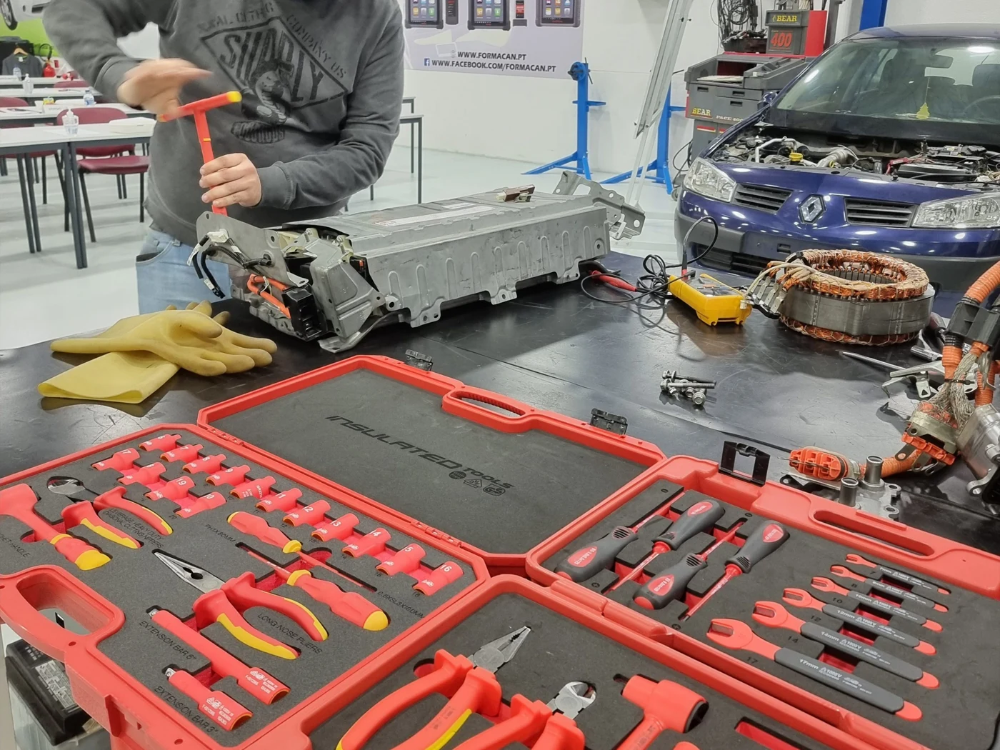 Bancada de ferramentas e trabalhos de reparação na Auto Maneira Genial